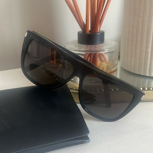 Saint Laurent black oversized flat top sunglasses - Picture 2 of 8